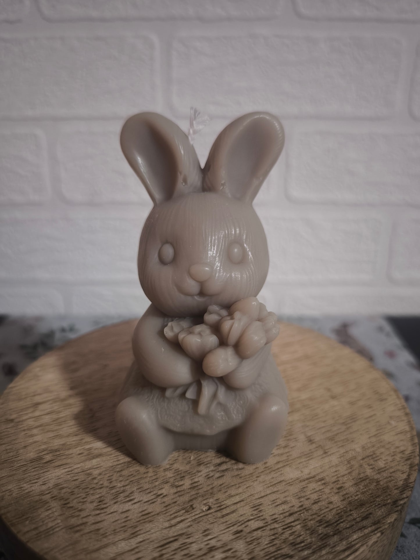 Lapine et son bouquet